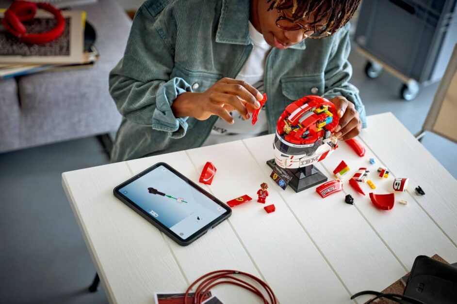 LEGO Editions 43014 Scuderia Ferrari HP helm van Charles Leclerc